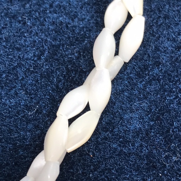 Mother of Pearl Beads, coral & small jade beads Necklace, earrings and bracelet - Picture 14 of 16